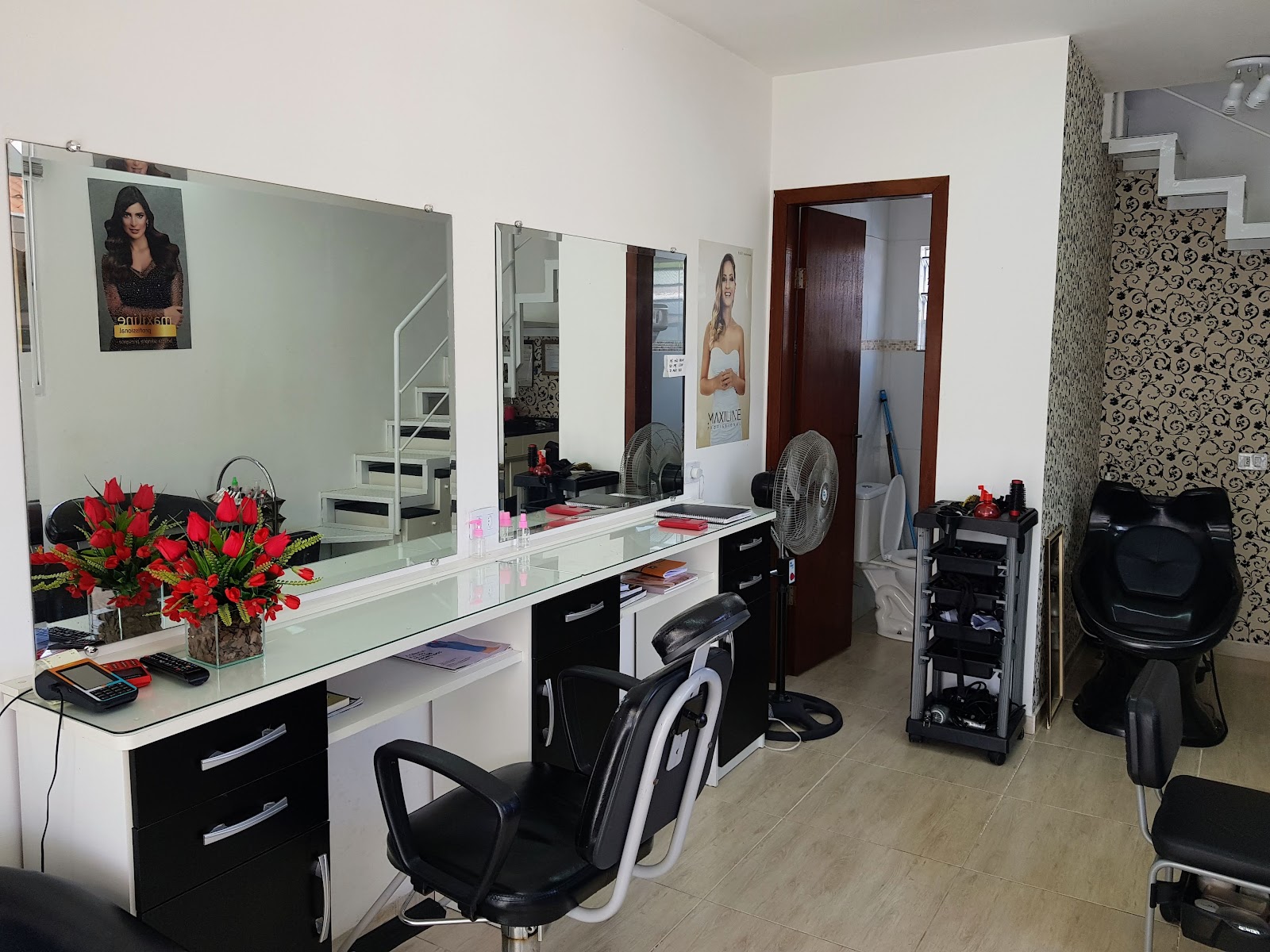 Bancada de atendimento do Amália's Hair, no Capão Raso